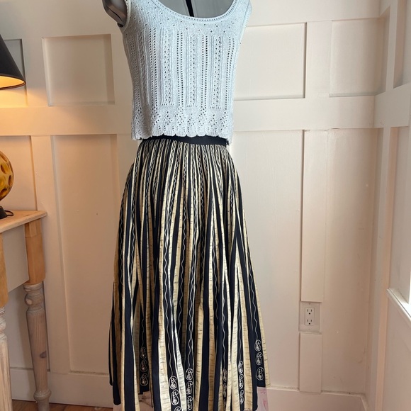 Black and Gold Pleated Skirt Size 4 - Picture 2 of 7